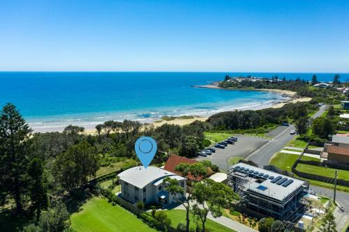 una vista aérea de una casa con un globo aerostático en Nalu Pet Friendly 1 Min Walk to Beach, en Culburra Beach