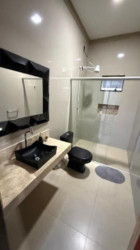 Ένα μπάνιο στο Nova Mutum casa com piscina
