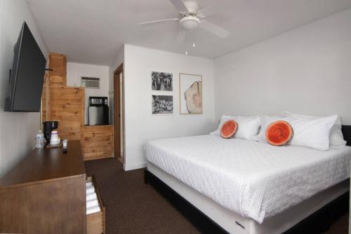 1 dormitorio con 1 cama con 2 almohadas de color naranja en LumberJill Lodge Room 3, en Balsam Lake