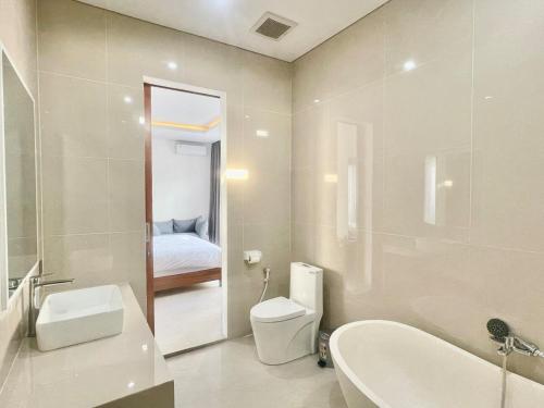 坎古Mahayasa Villa with garden的带马桶、浴缸和水槽的浴室