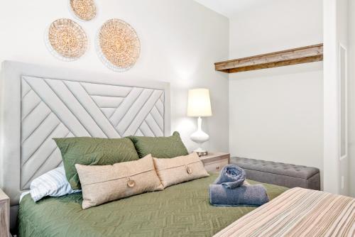 a bedroom with a green bed with a white wall at Whole Home 1012 & 1014 Franklin in Clarksville