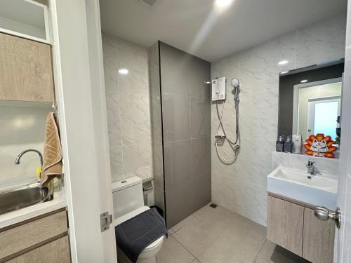 un bagno con wc, lavandino e doccia di The Beach On The East Ville a Ban Hua Khao Sammuk