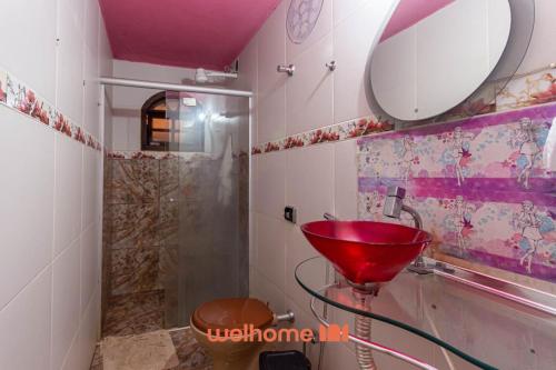 Ένα μπάνιο στο Chacara em Juatuba com varanda Gourmet e Piscina