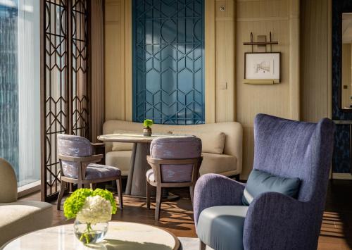 a living room with chairs and a table at The St. Regis Shenzhen Bao'an in Shenzhen