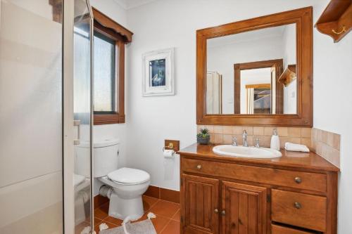 Ένα μπάνιο στο Large Renovated Home with Ocean Views for Family Fun in Peppermint Grove Beach
