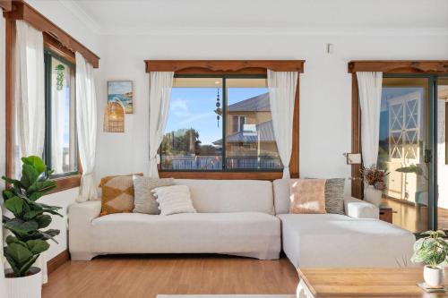 Χώρος καθιστικού στο Large Renovated Home with Ocean Views for Family Fun in Peppermint Grove Beach