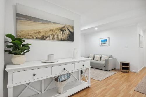 Χώρος καθιστικού στο Large Renovated Home with Ocean Views for Family Fun in Peppermint Grove Beach