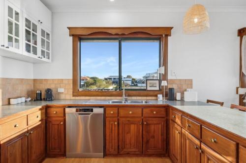 Η κουζίνα ή μικρή κουζίνα στο Large Renovated Home with Ocean Views for Family Fun in Peppermint Grove Beach
