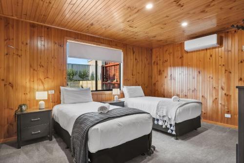 Ένα ή περισσότερα κρεβάτια σε δωμάτιο στο Large Renovated Home with Ocean Views for Family Fun in Peppermint Grove Beach