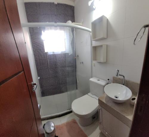 Ένα μπάνιο στο Linda casa em Araruama com piscina