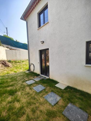 une maison avec des marches dans l'herbe dans l'établissement studio la mimosette, à Cannes