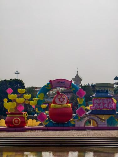 a carnival ride with hello kitty on it at 佛山顺德青森酒店-长鹿旅游休博园店 in Shunde