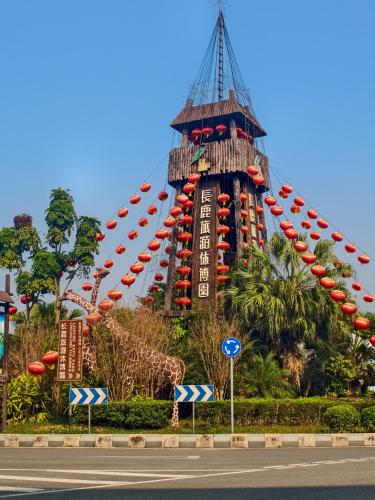 a large building with a bunch of umbrellas on it at 佛山顺德青森酒店-长鹿旅游休博园店 in Shunde