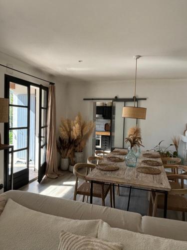 un salon avec une table et des chaises dans l'établissement Gisèle a plage, à Rivedoux-Plage