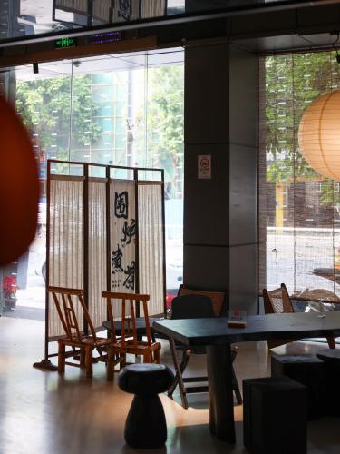 a group of chairs and a table in a room at 佛山顺德青森酒店-长鹿旅游休博园店 in Shunde