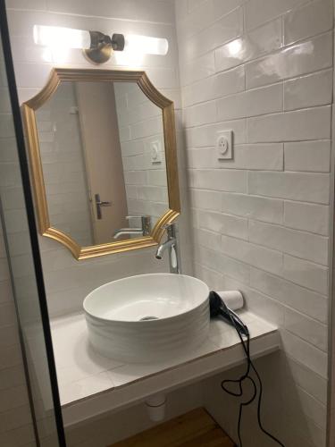une salle de bain avec un lavabo blanc et un miroir dans l'établissement Appartement Marina di santa giulia, à Porto-Vecchio