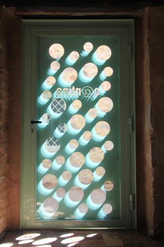 a green door with a bunch of cookies on it at Pekko in Spello