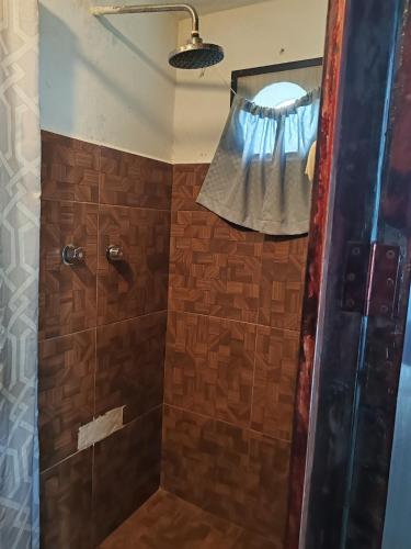 a bathroom with a shower with a glass door at Departamento privado, amplio, Chetumal, Q. Roo in Chetumal