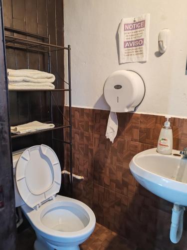 a bathroom with a toilet and a sink at Departamento privado, amplio, Chetumal, Q. Roo in Chetumal