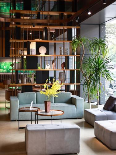 a living room with a couch and a table at 佛山顺德青森酒店-长鹿旅游休博园店 in Shunde