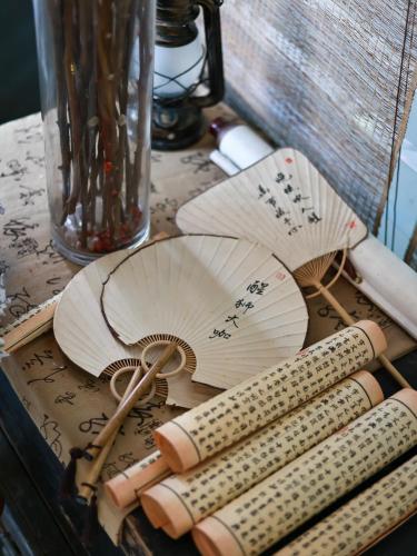 a table with four wooden chopsticks on a table at 佛山顺德青森酒店-长鹿旅游休博园店 in Shunde