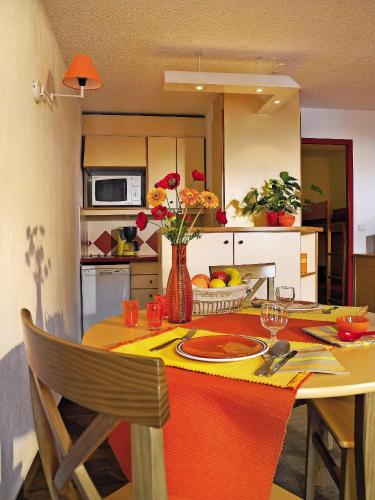 Η κουζίνα ή μικρή κουζίνα στο Residence Les Ravines - maeva Home