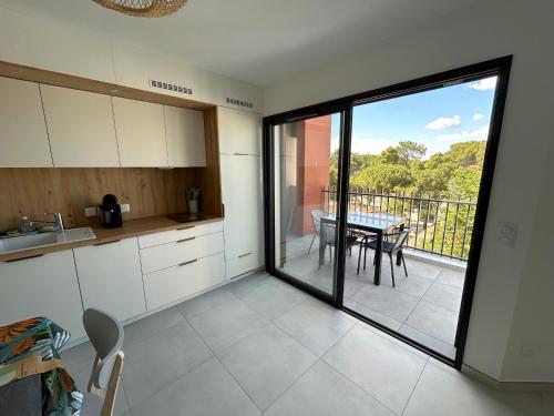 Photo de la galerie de l'établissement Appartement neuf climatisé avec parking à 200m de la plage - FR-1-837-22, à Argelès-sur-Mer