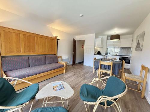 un salon avec un canapé et des chaises et une cuisine dans l'établissement Appartement 2 chambres à Praz-Sur-Arly avec parking - FR-1-603-125, à Praz-sur-Arly