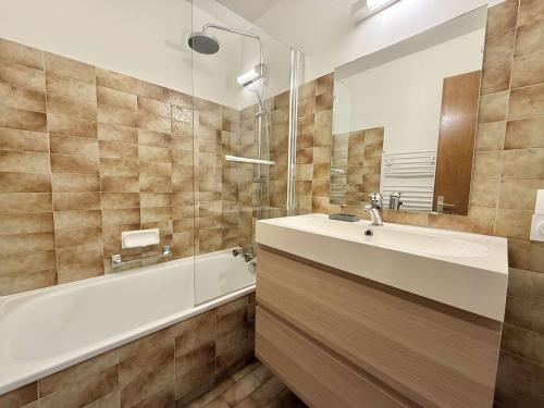 une salle de bain avec un lavabo, une douche et une baignoire dans l'établissement Appartement 2 chambres à Praz-Sur-Arly avec parking - FR-1-603-125, à Praz-sur-Arly