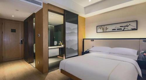 Ένα ή περισσότερα κρεβάτια σε δωμάτιο στο The Hotel V Nanjing Confucius Temple