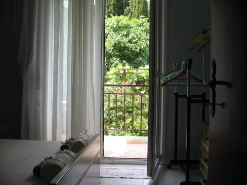 イラクリトサにあるSunrise Apartment Nea Iraklitsaの庭園の景色を望む開放的なドア