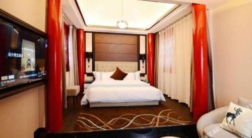 a bedroom with a bed and a large mirror at Xana Hotelle Xi'an Zhonglou, Huimin Street Metro Station in Xi'an