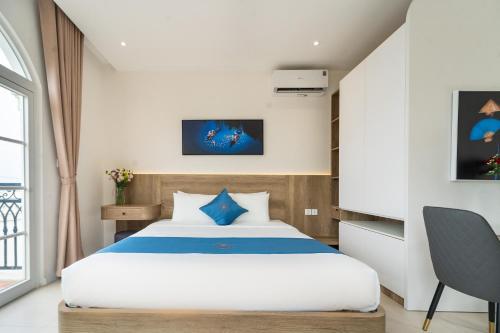 a bedroom with a bed in a room at Novus Sol Hotel & Apartment Sunset Town Phu Quoc in Phu Quoc