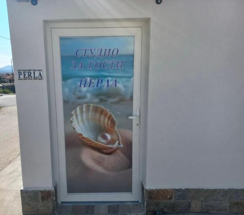 a door with a picture of a shell on it at Студио за гости Перла in Belogradchik