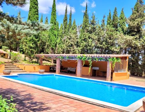 a swimming pool in a yard with a pergola at Casa de campo en el Empordà in Cruïlles