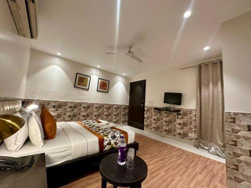 a hotel room with a bed and a television at Hotel Grand Arcasia Saket- Near PVR Anupam in New Delhi