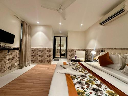 Postel nebo postele na pokoji v ubytování Hotel Grand Arcasia Saket- Near PVR Anupam