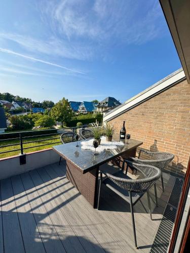 a patio with a table and chairs on a balcony at Ferienwohnung Strandperle - nur 150m zum Strand in Scharbeutz