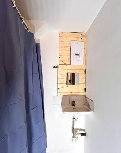a sink in a room with a blue wall at Appartment Susi 