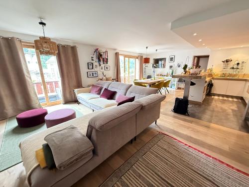 un salon avec un canapé et une cuisine dans l'établissement Casa Vitale Villard du Planay, à Planay