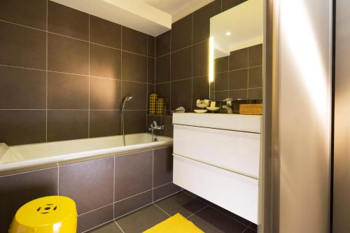 een badkamer met een bad en een wastafel bij Hotel De France in Angerville