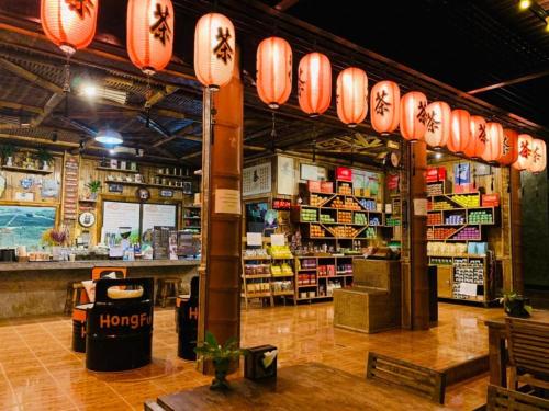 Σούπερ μάρκετ ή άλλα καταστήματα σε αυτό το θέρετρο ή εκεί κοντά