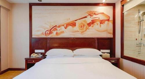 Letto o letti in una camera di Vienna Hotel Nanning Train Station