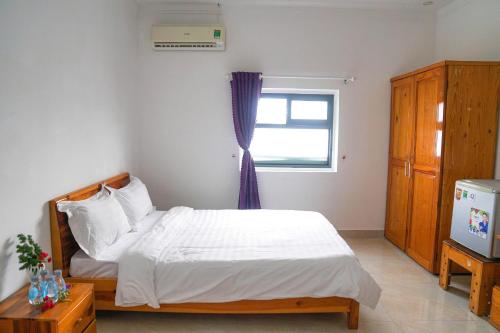 a bedroom with a bed and a window at Lotus Hotel & Café in Ðưc Trọng