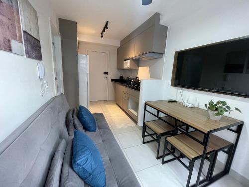 a living room with a couch and a table at Apto Completo na Chac Sto Antonio 7 min do Vibra SP in Sao Paulo