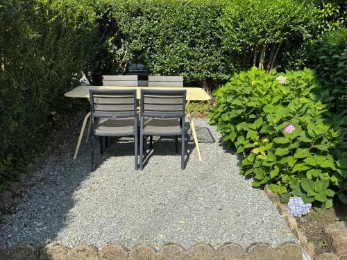 une table et des chaises posées sur du gravier dans l'établissement Appartement cosy et calme avec parking et terrasse privés, à Cravanche