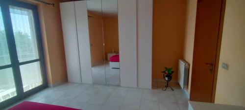a room with a hallway with a door to a bathroom at aranceto dell'Etna in Mascali