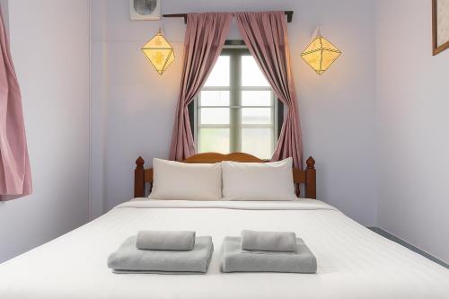Llit o llits en una habitació de PP Guesthouse LPB