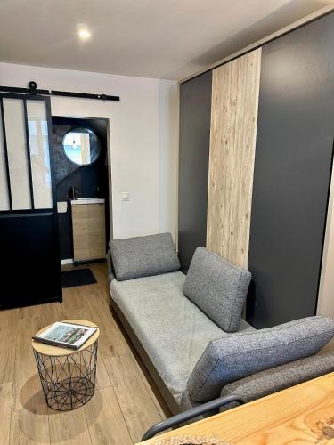 Beautiful Modern Studio في قرقشونة: غرفة معيشة بها أريكة وطاولة