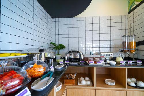 Olive Hotel Mahadevapura by Embassy Groupにあるキッチンまたは簡易キッチン